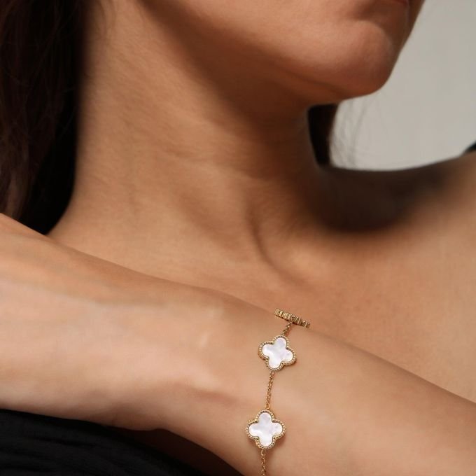 Bracelet Femme en Acier Inoxydable Doré – Motif Fleur à Quatre Pétales