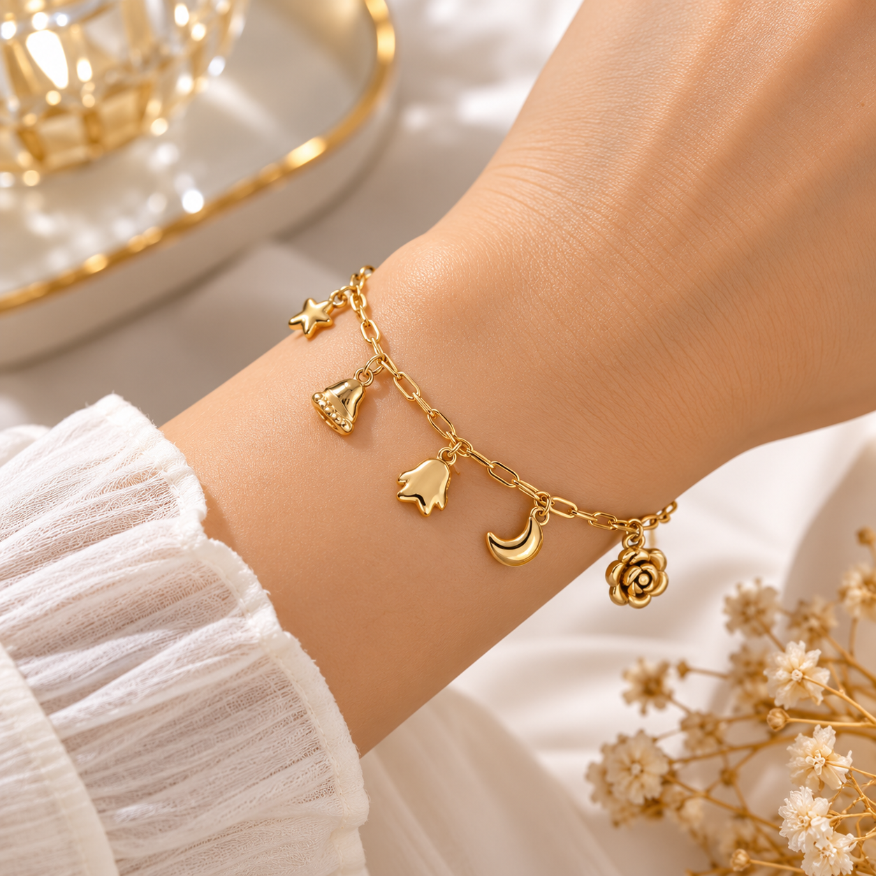 Bracelet Doré à Breloques Élégantes