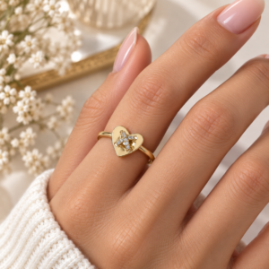 Bague dorée cœur avec zircons croisés