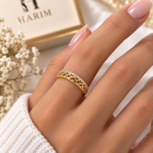 Bague dorée ajourée avec zircons