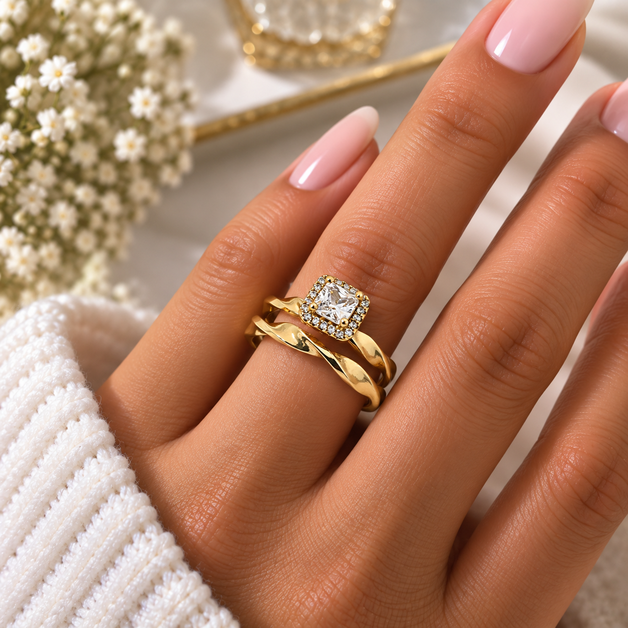 Bague dorée double entrelacée avec pierre carrée