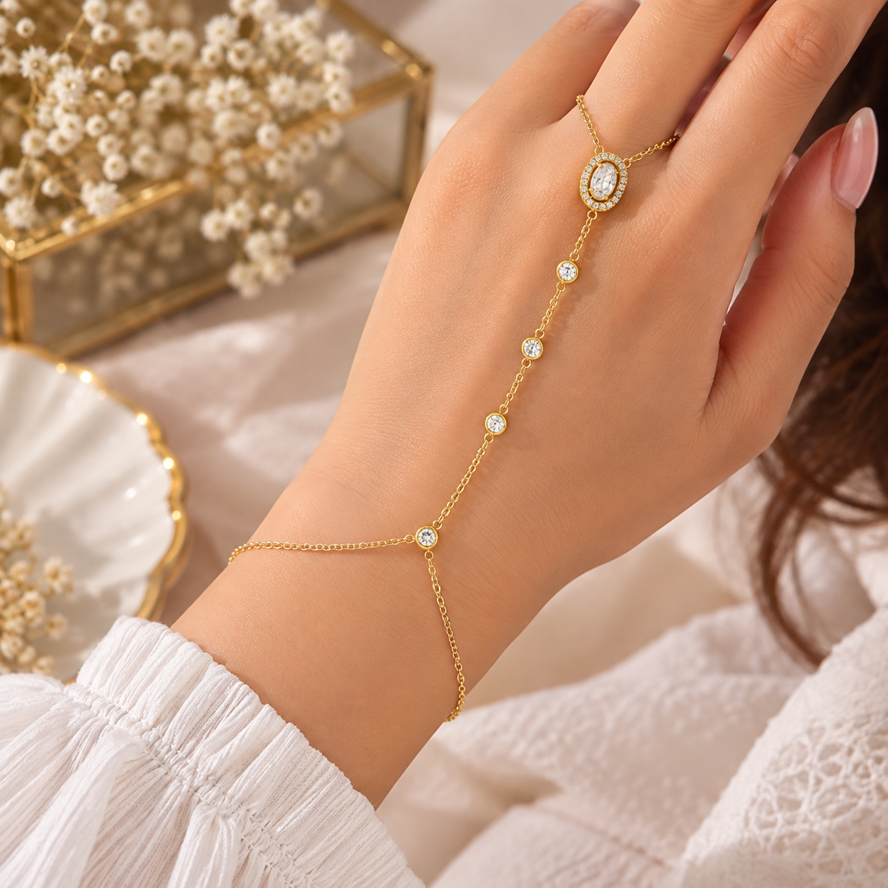 Bracelet de Main Doré avec Zircons