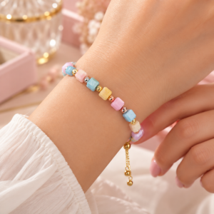 Bracelet ajustable à perles cubiques multicolores