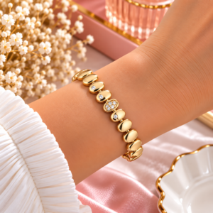 Bracelet doré à maillons ovales et zircons