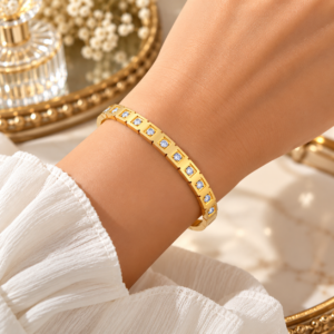 Bracelet jonc doré à zircons carrés