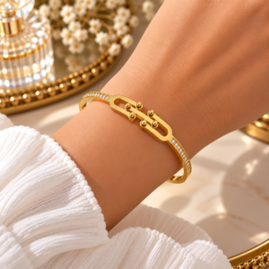 Bracelet jonc doré à design géométrique et zircons