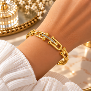 Bracelet doré à maillons et zircons