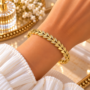 Bracelet jonc doré motif feuilles à zircons