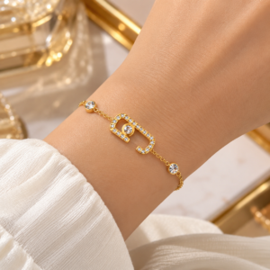 Bracelet doré géométrique avec zircons