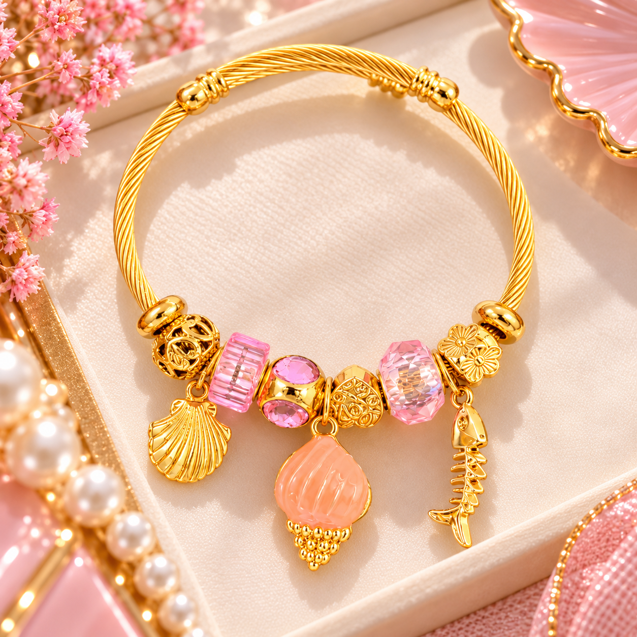 Bracelet doré aux breloques roses