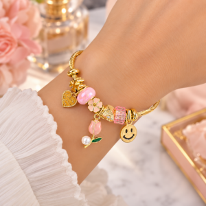 Bracelet à charms doré avec détails roses
