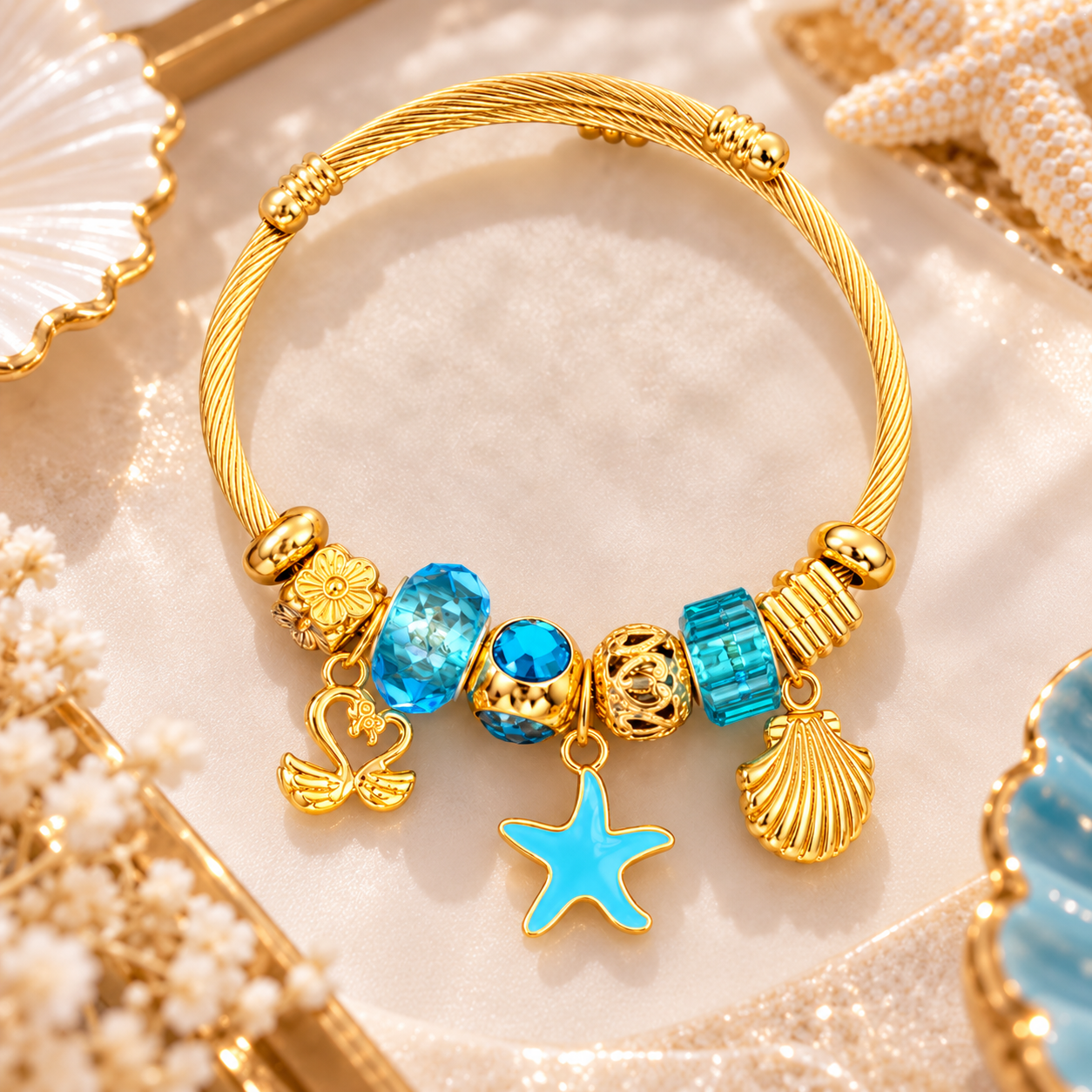 Bracelet doré aux charms marins précieux