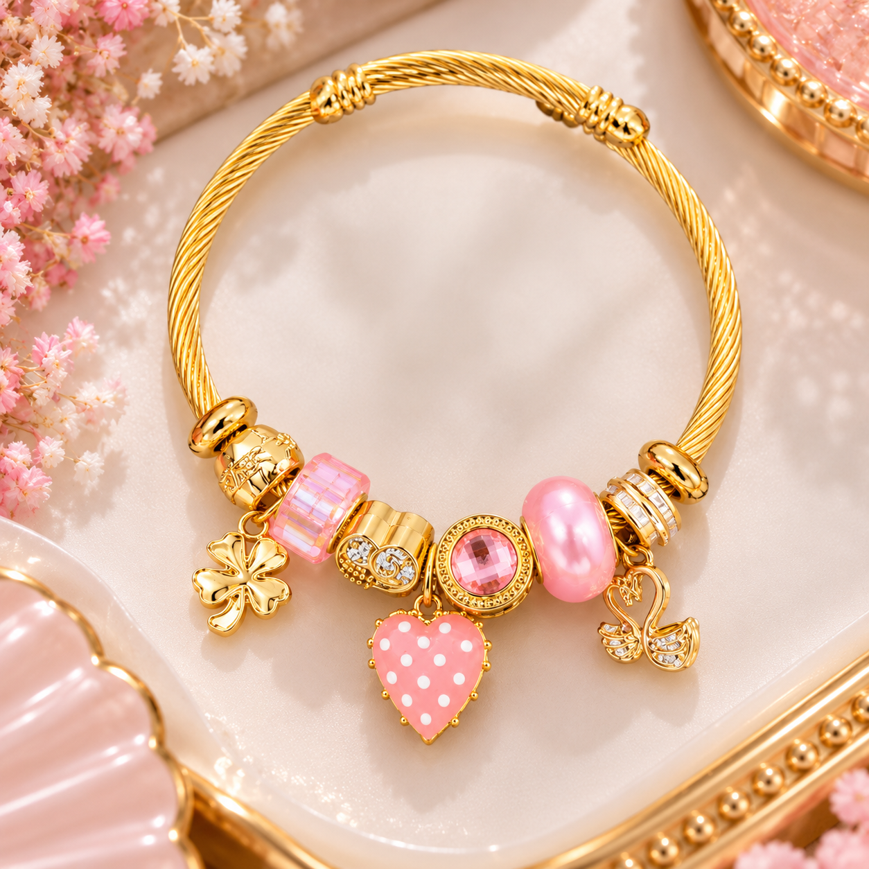 Bracelet doré aux charms roses élégants (1)
