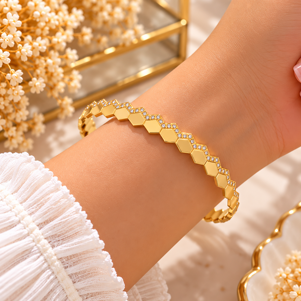 Bracelet Géométrique Doré avec Zircons