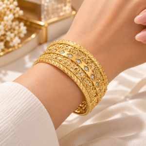 Bracelet Manchette Doré à Motifs Arabesques et Pierres Scintillantes