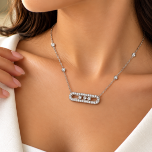 Collier argenté avec pendentif rectangulaire et zircons