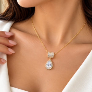 Collier doré avec pendentif goutte en zircon