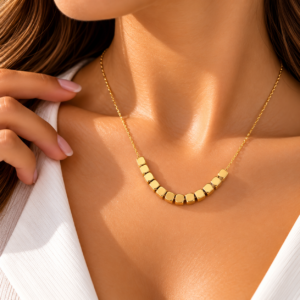 Collier Doré à Perles Cubiques – Design Minimaliste