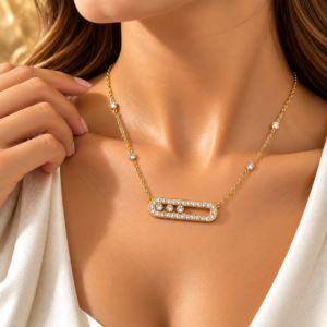 Collier Doré à Pendentif Rectangulaire et Zircons