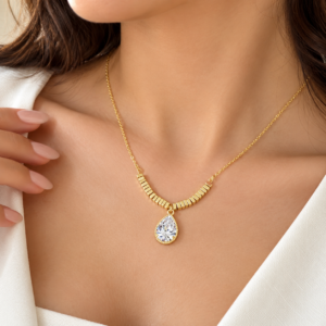 Collier doré avec pendentif goutte en zircon