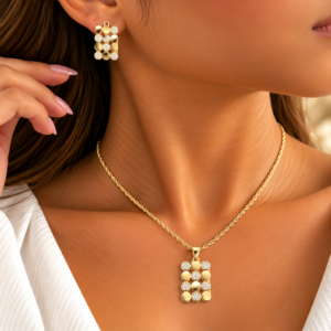 Parure Dorée à Pastilles et Zircons – Collier & Boucles d’Oreilles