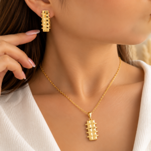 Parure Dorée Géométrique – Collier & Boucles d’Oreilles