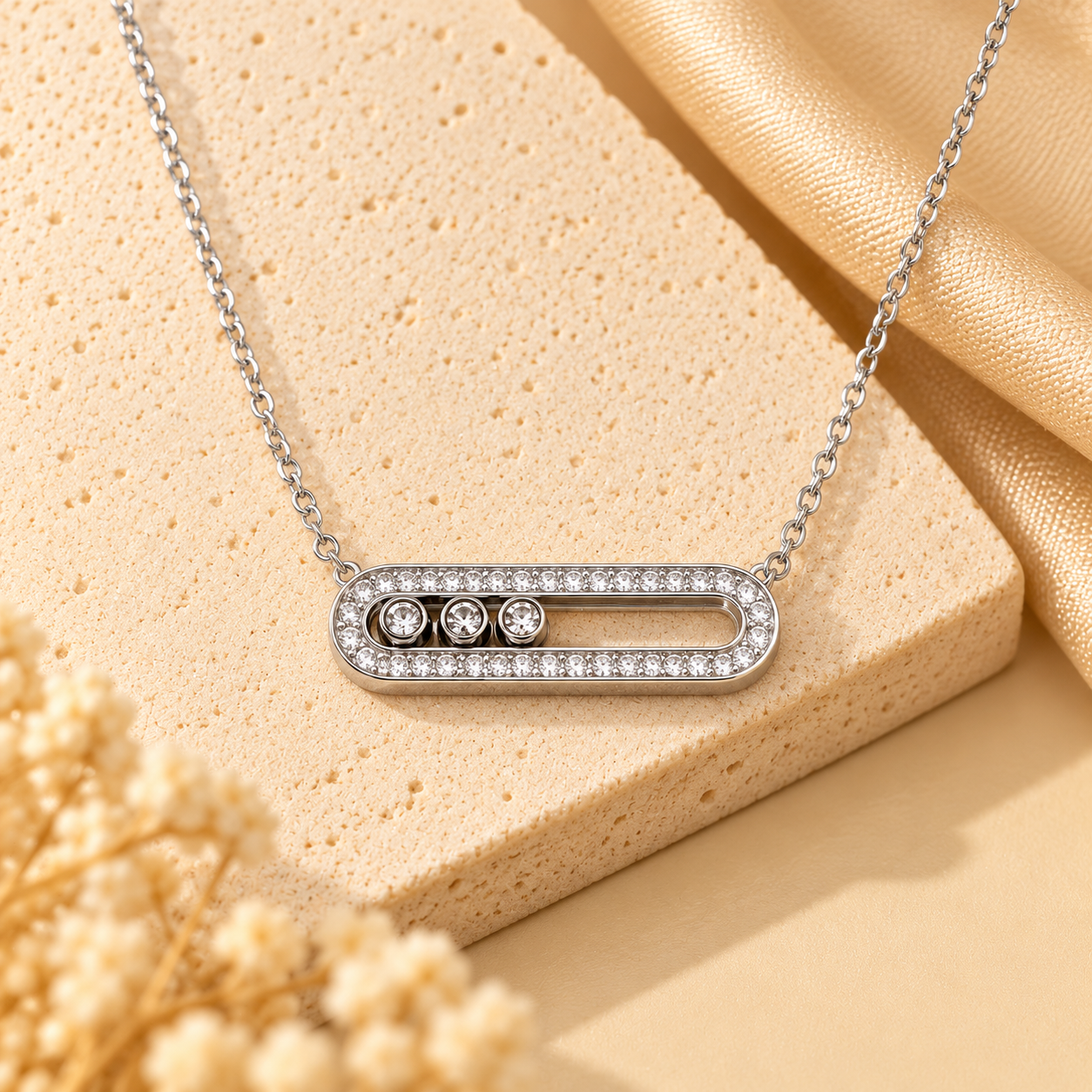 Pendentif argenté serti de cristaux scintillants