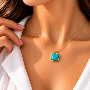 Collier Doré à Pierre Turquoise Carrée