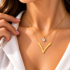 Collier Double Chaîne Doré – Pendentif V & Pierre Scintillante