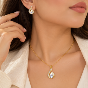 Ensemble Collier et Boucles d’Oreilles Doré – Zircons Brillants